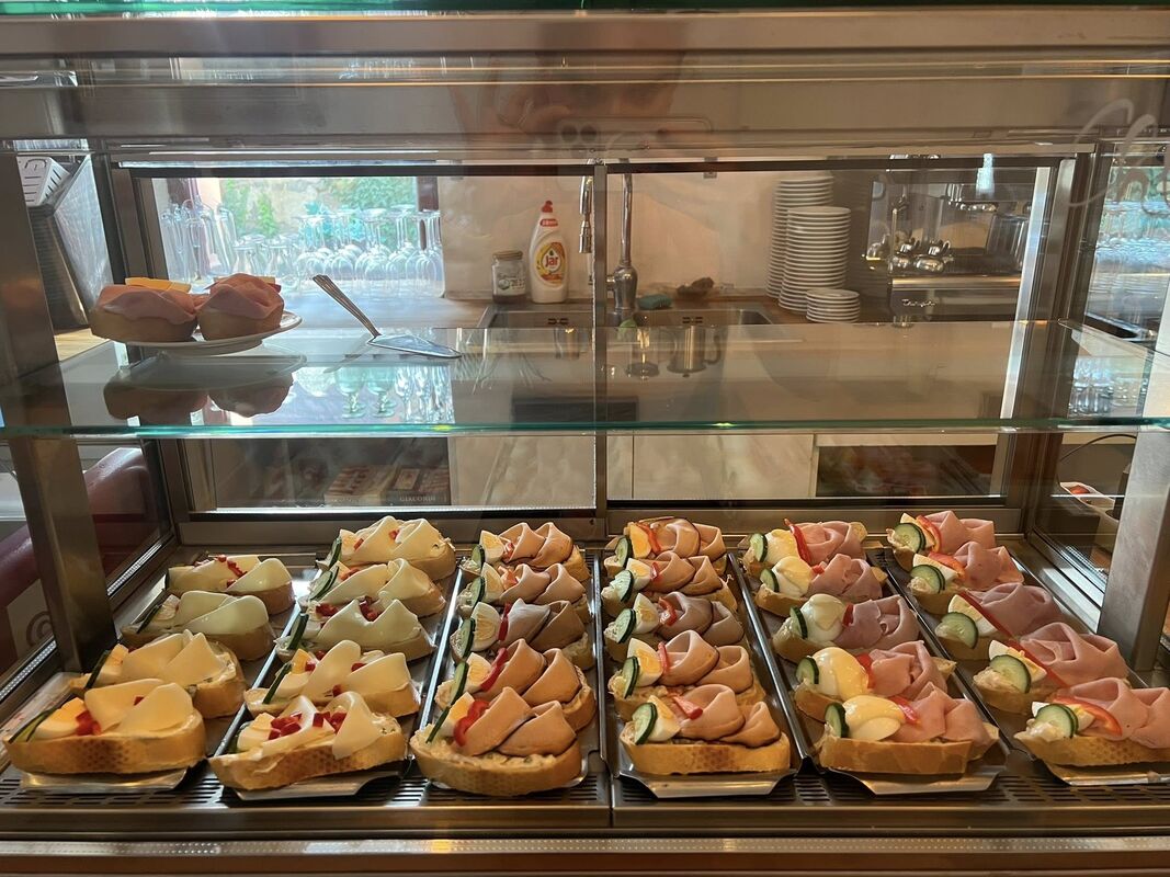 Výloha s čerstvými obloženými chlebíčky